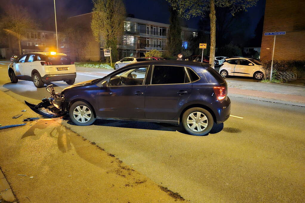 Brommerrijder en automobilist in botsing