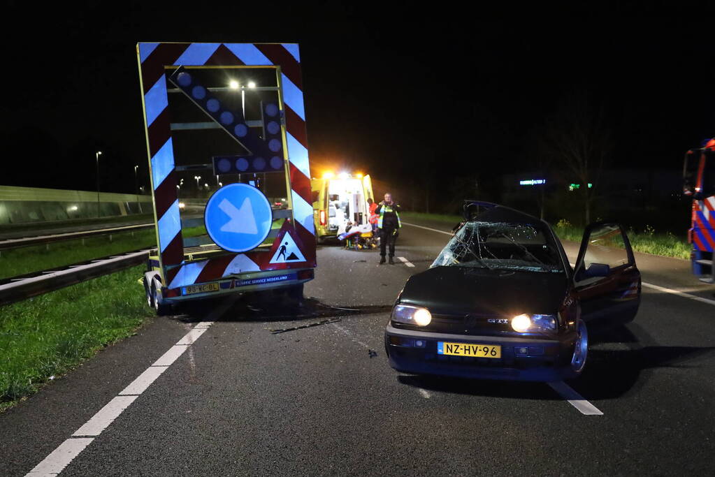 Automobilist klapt op pijlwagen