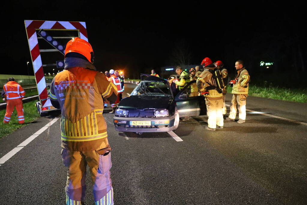 Automobilist klapt op pijlwagen