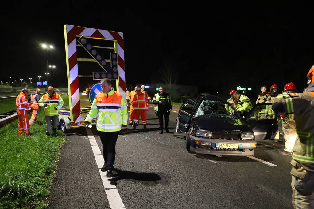 Automobilist klapt op pijlwagen