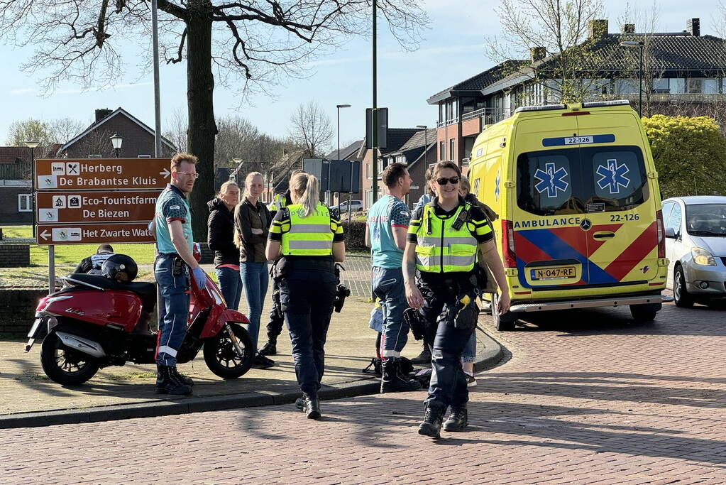 Automobilist en scooterrijder in botsing