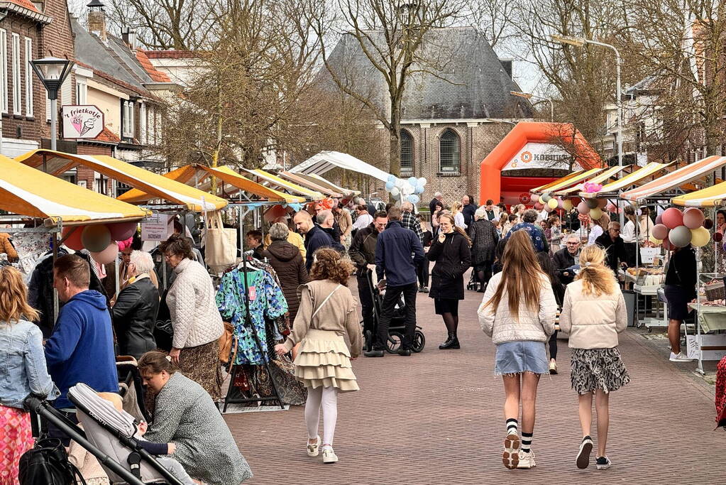 Lentemarkt druk bezocht op warme lentedag