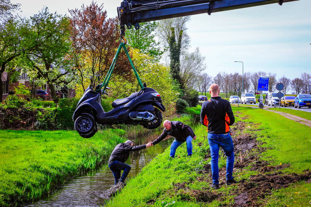 Motorrijder raakt van de weg en belandt in sloot