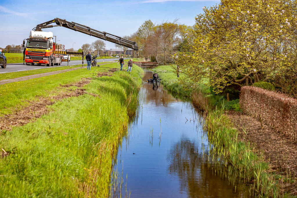 Motorrijder raakt van de weg en belandt in sloot