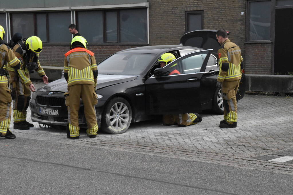 Politie blust beginnende brand in auto