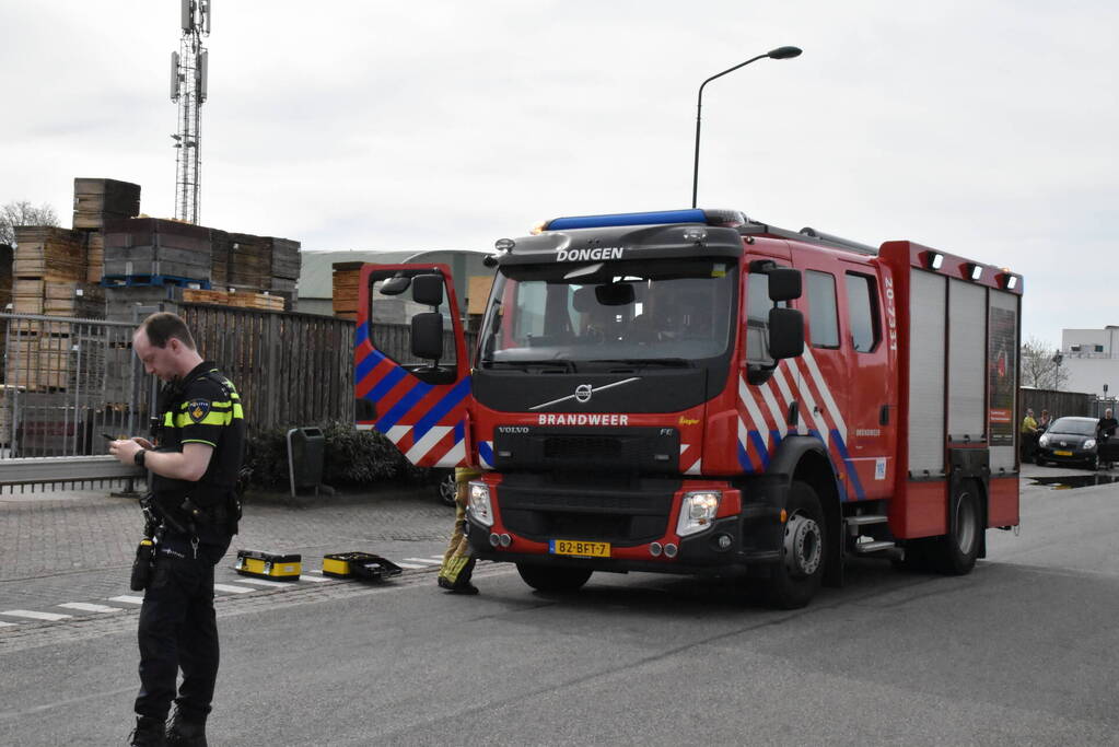 Politie blust beginnende brand in auto