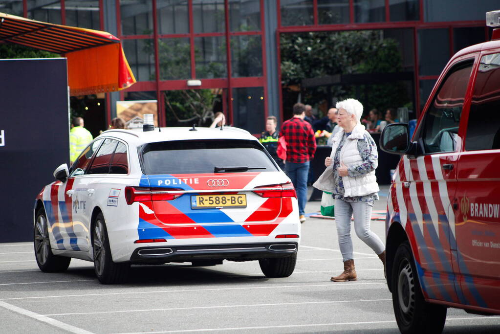 Traumahelikopter landt voor medische noodsituatie tijdens kom in de kas