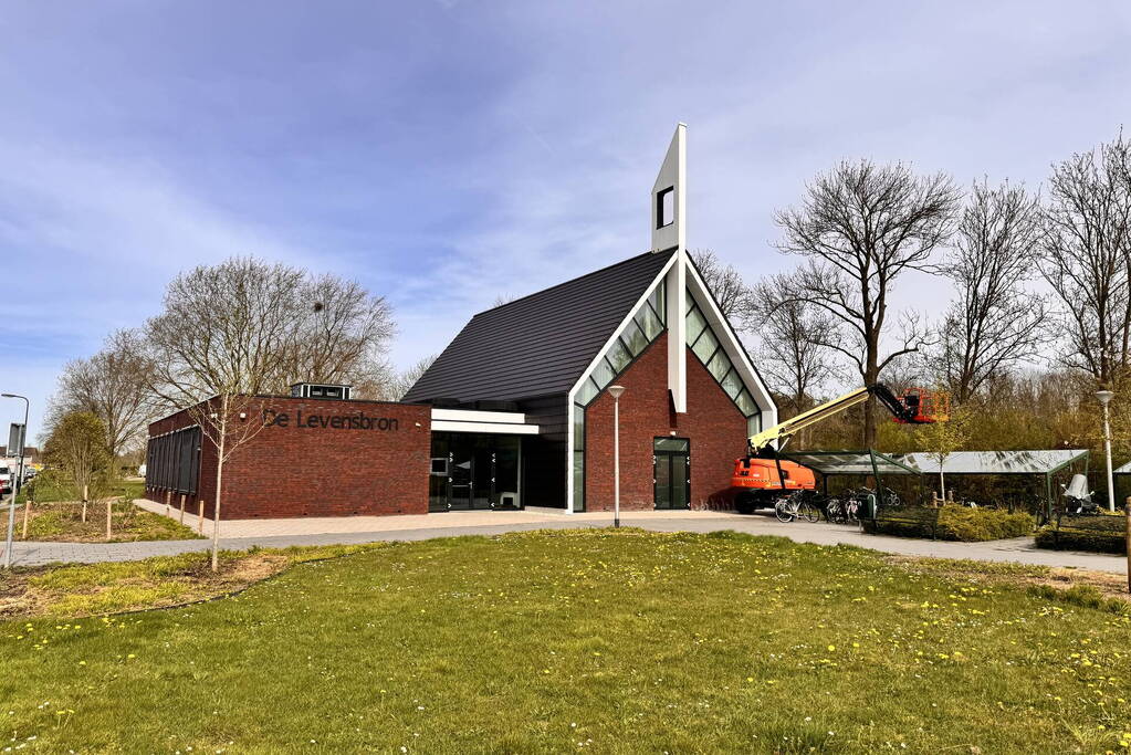 Zwerver krijgt drinken van kerk en gooit hierna elf ramen in