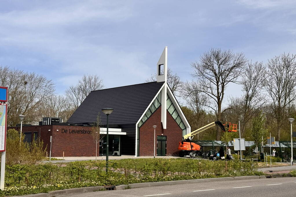 Zwerver krijgt drinken van kerk en gooit hierna elf ramen in