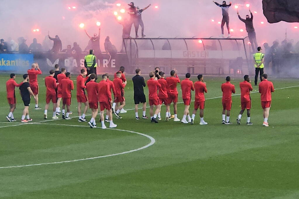 Vuurwerk bij laatste training van Feyenoord