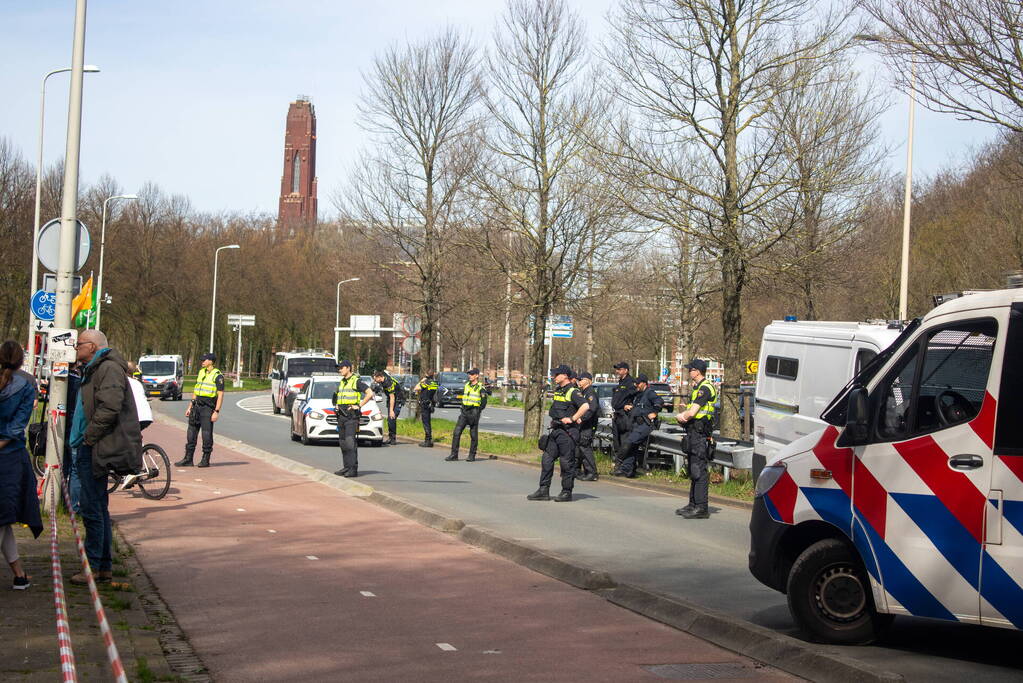 Politie massaal aanwezig bij demonstratie, meerdere charges uitgevoerd