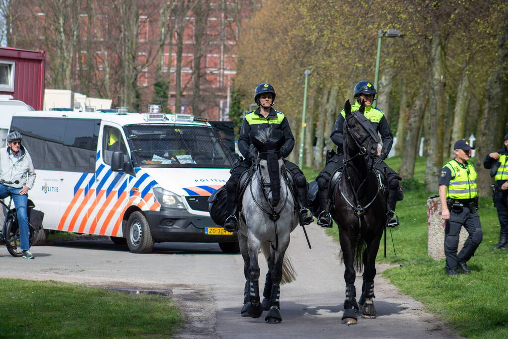 Politie massaal aanwezig bij demonstratie, meerdere charges uitgevoerd