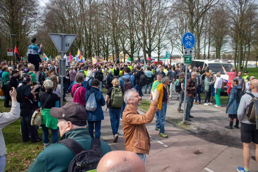 Politie massaal aanwezig bij demonstratie, meerdere charges uitgevoerd