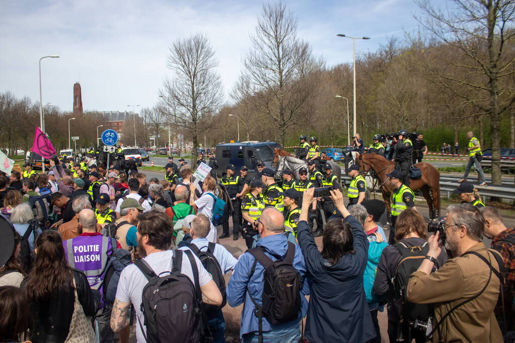 Politie massaal aanwezig bij demonstratie, meerdere charges uitgevoerd