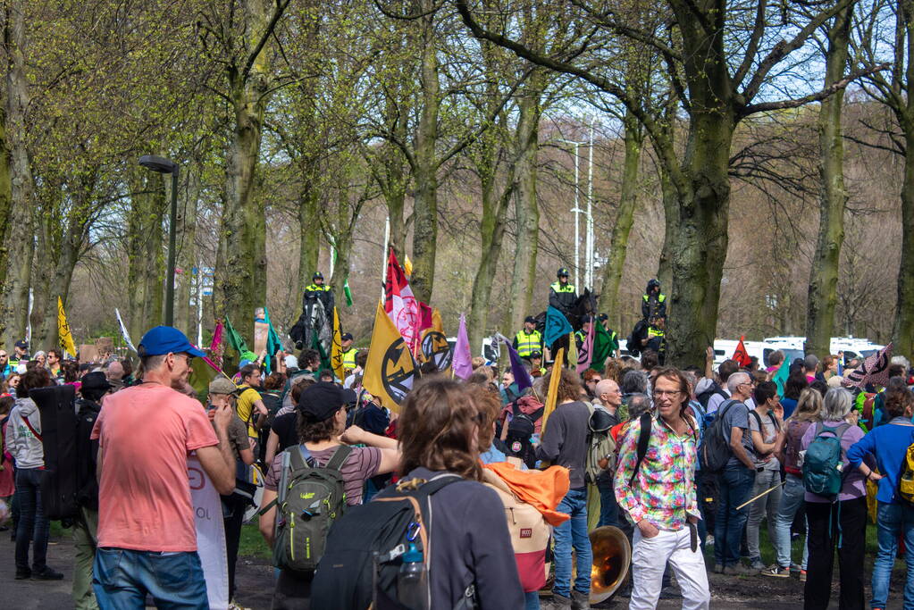 Politie massaal aanwezig bij demonstratie, meerdere charges uitgevoerd