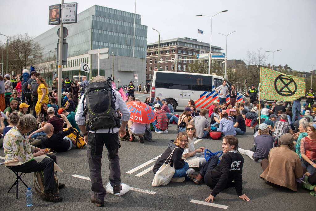 Politie massaal aanwezig bij demonstratie, meerdere charges uitgevoerd