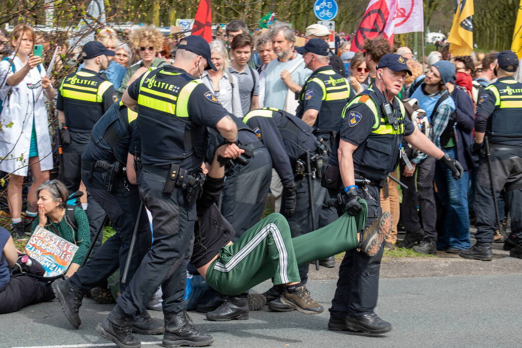 Politie massaal aanwezig bij demonstratie, meerdere charges uitgevoerd