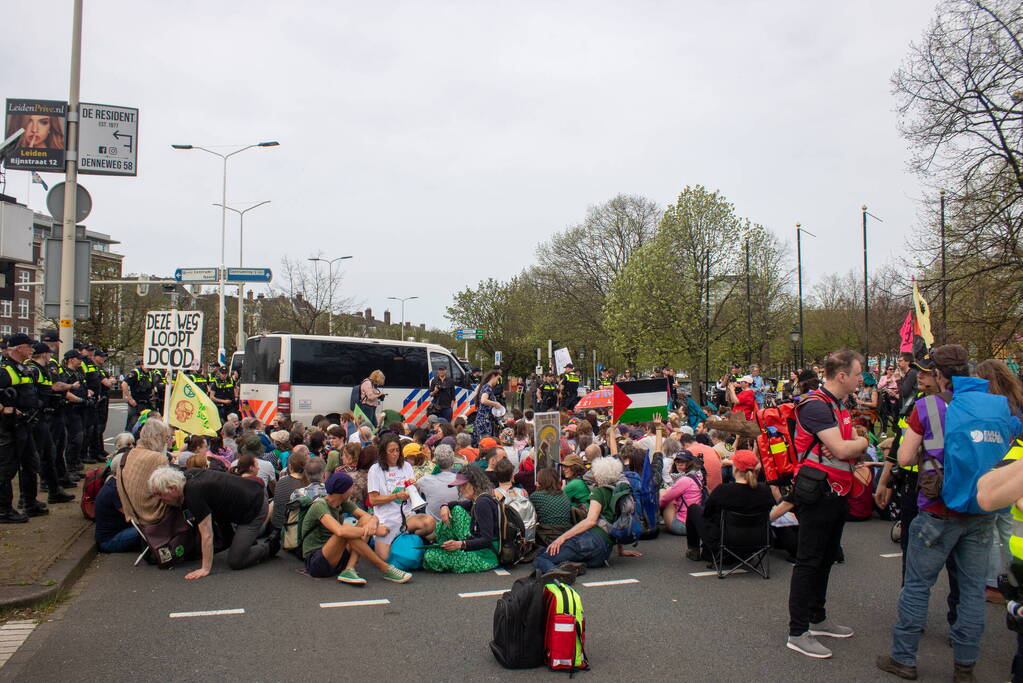 Politie massaal aanwezig bij demonstratie, meerdere charges uitgevoerd