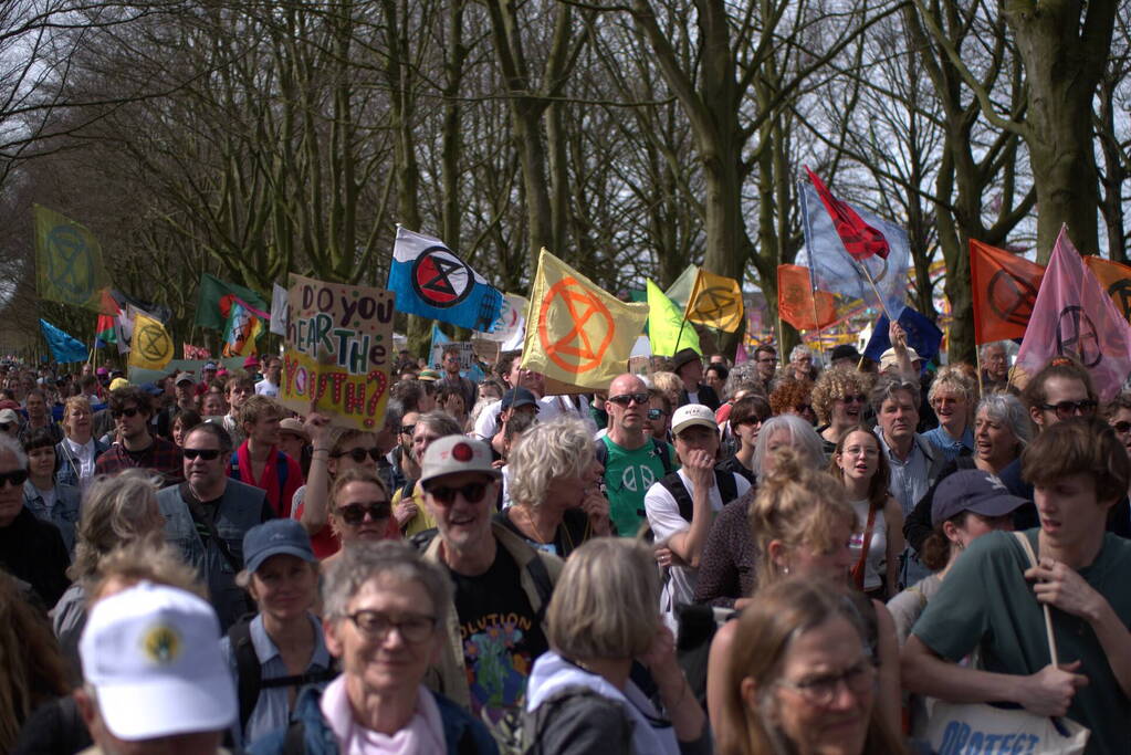 Politie massaal aanwezig bij demonstratie, meerdere charges uitgevoerd