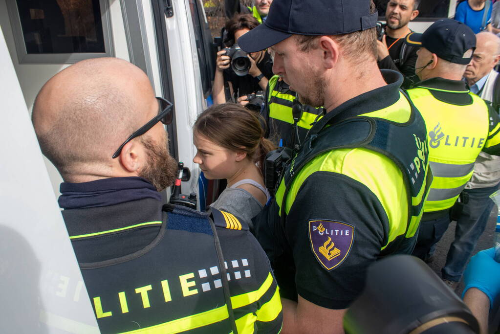 Politie massaal aanwezig bij demonstratie, meerdere charges uitgevoerd