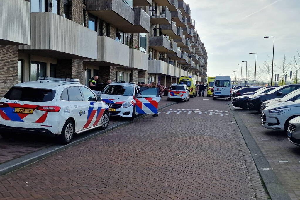 Vrouw meerdere keren gestoken bij woning