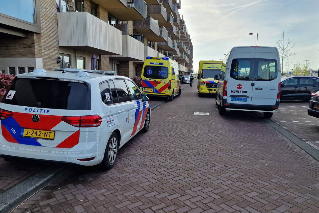 Vrouw meerdere keren gestoken bij woning