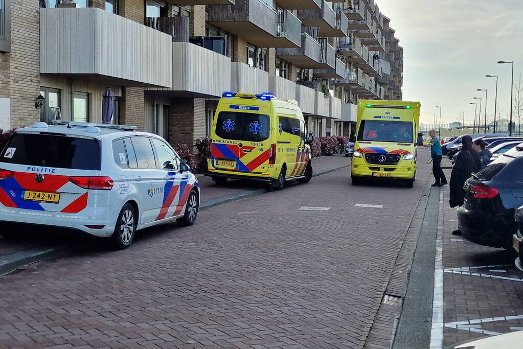 Vrouw meerdere keren gestoken bij woning