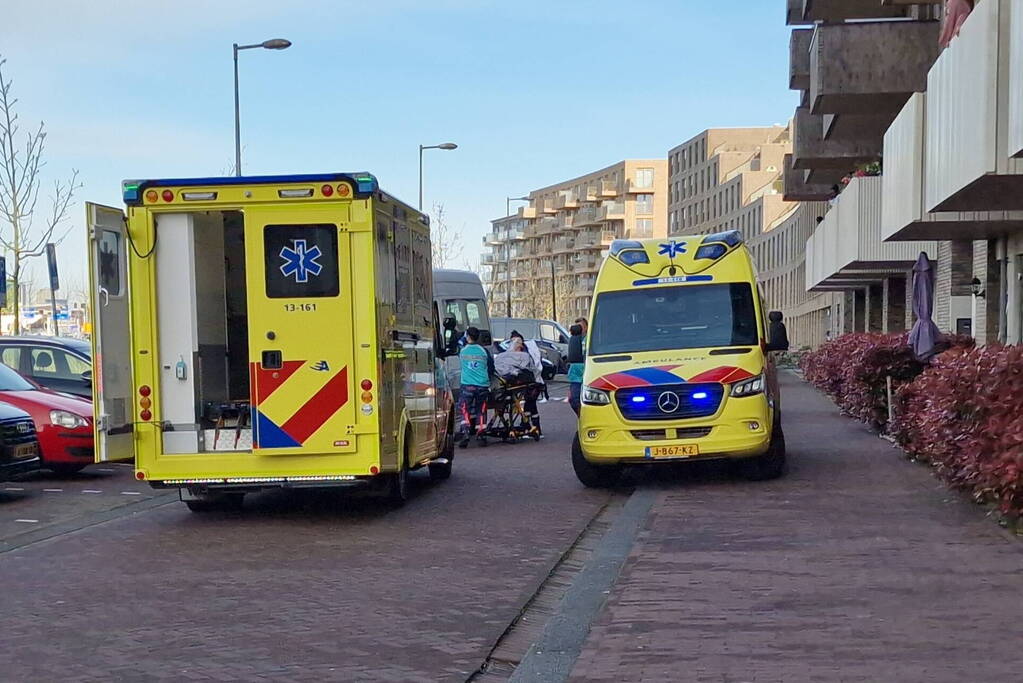 Vrouw meerdere keren gestoken bij woning