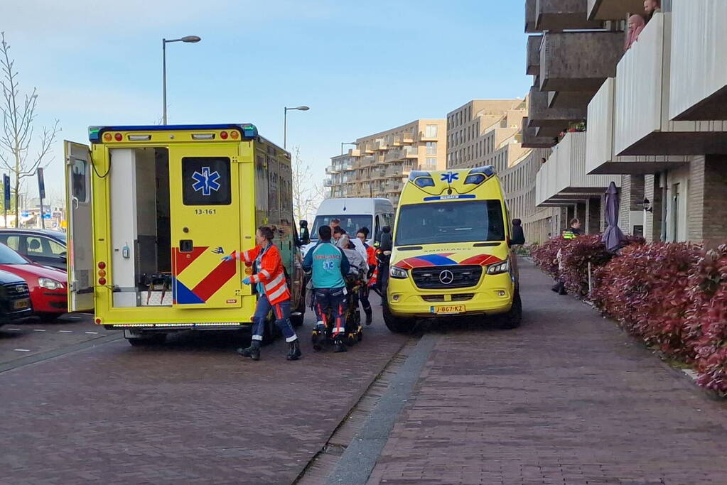 Vrouw meerdere keren gestoken bij woning