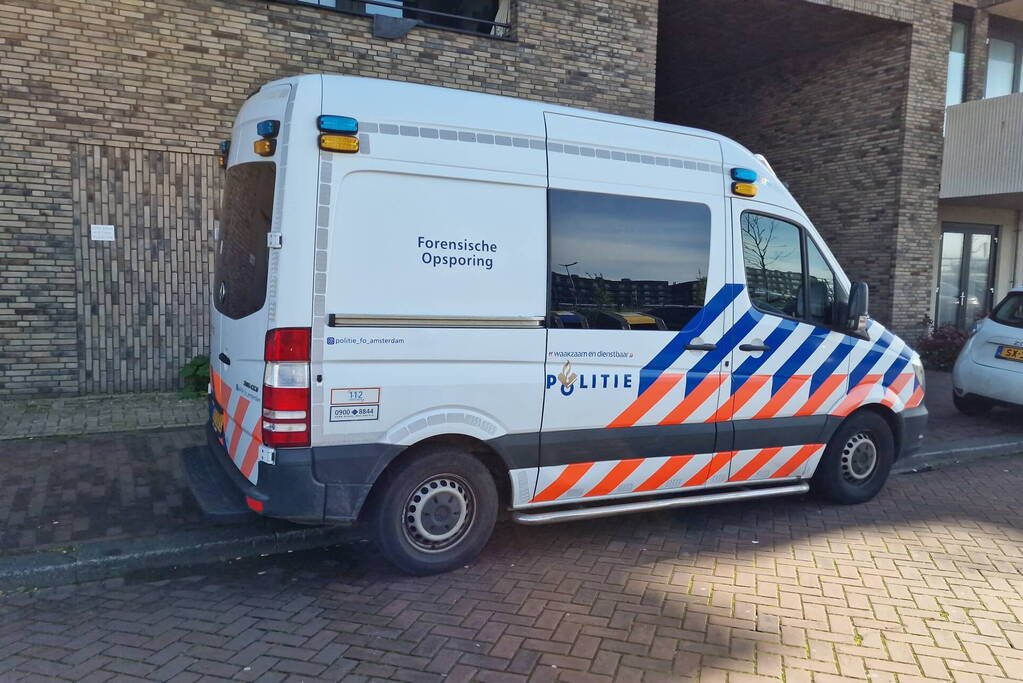 Vrouw meerdere keren gestoken bij woning