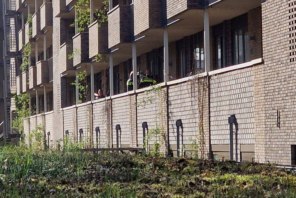 Vrouw meerdere keren gestoken bij woning