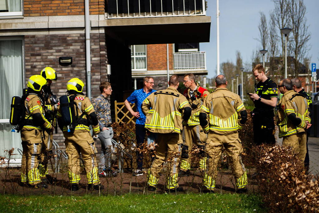 Brandweer onderzoekt stank in appartement