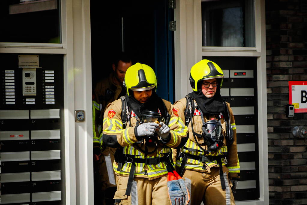 Brandweer onderzoekt stank in appartement