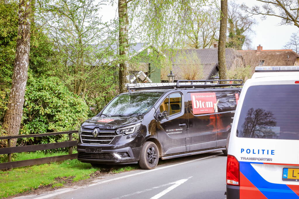 Twee wielrenners zwaargewond bij botsing met bestelbus