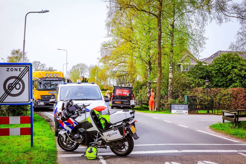 Twee wielrenners zwaargewond bij botsing met bestelbus