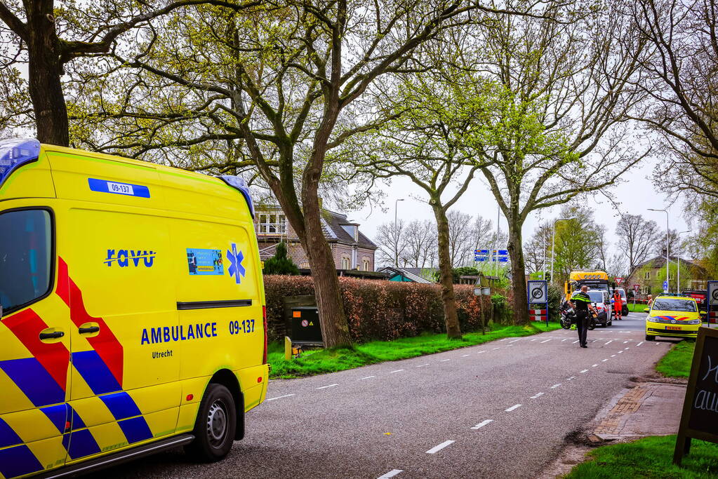 Twee wielrenners zwaargewond bij botsing met bestelbus