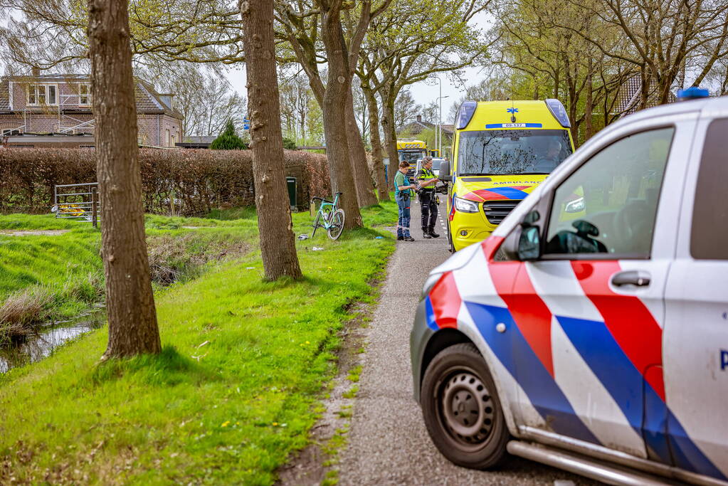 Twee wielrenners zwaargewond bij botsing met bestelbus