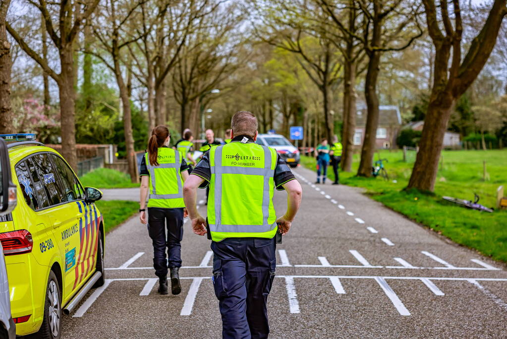 Twee wielrenners zwaargewond bij botsing met bestelbus