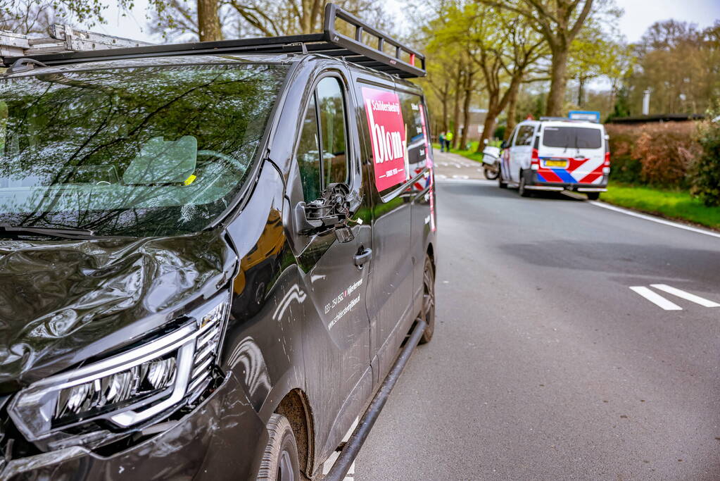 Twee wielrenners zwaargewond bij botsing met bestelbus