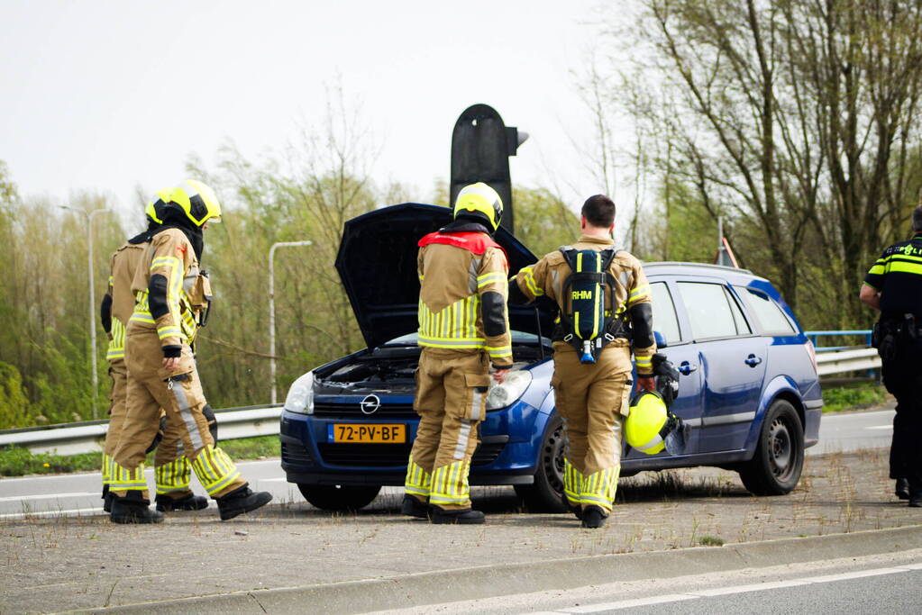 Brandweer ingezet voor rookontwikkeling bij auto