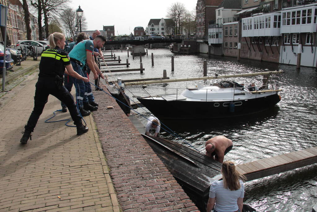 Hulpverleners schieten te hulp als motorboot in problemen komt