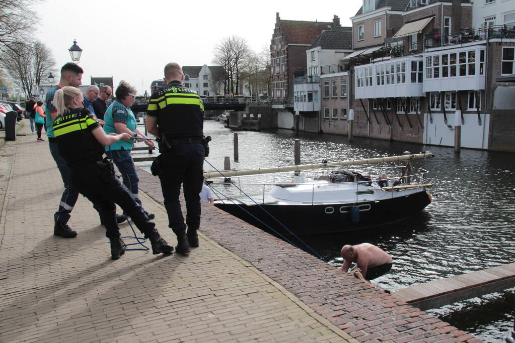 Hulpverleners schieten te hulp als motorboot in problemen komt