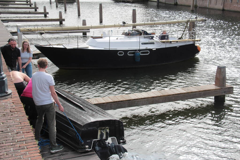 Hulpverleners schieten te hulp als motorboot in problemen komt