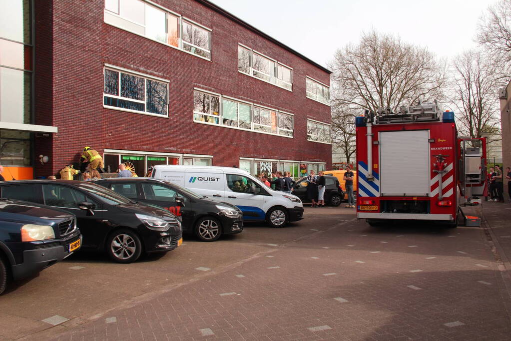 Kind bekneld tussen hek en betonnen container