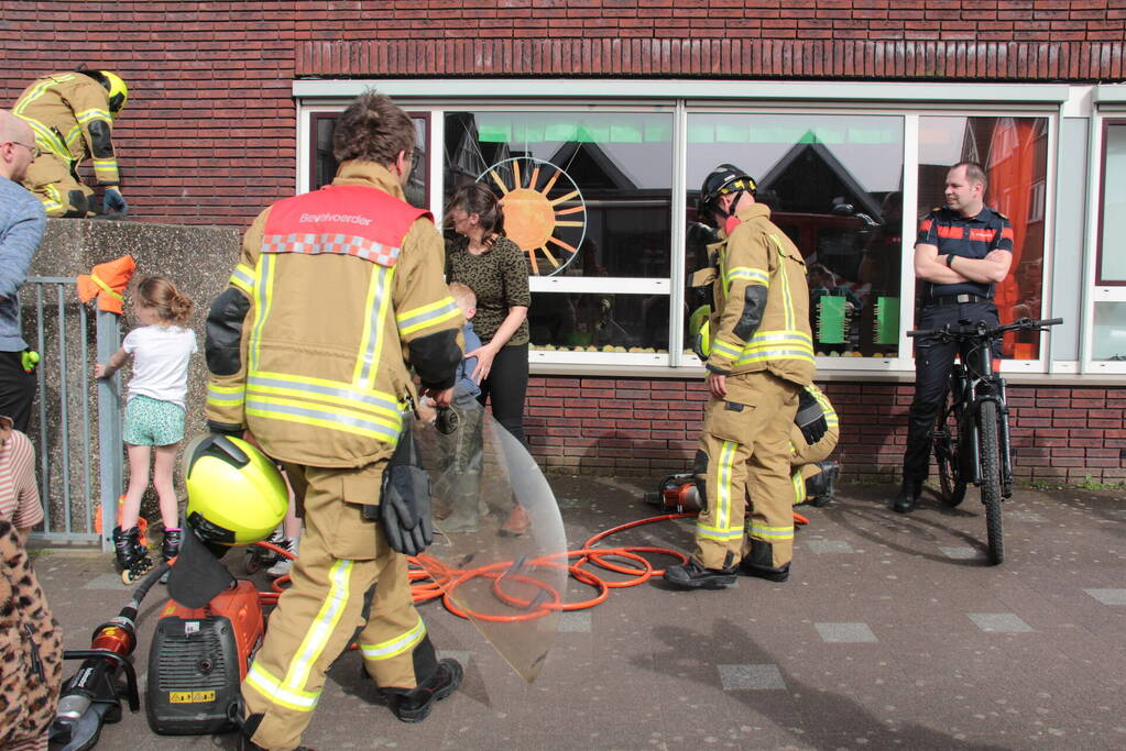 Kind bekneld tussen hek en betonnen container