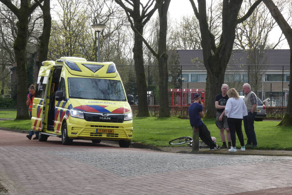 Fietser gewond na inhalen van twee mede fietsers