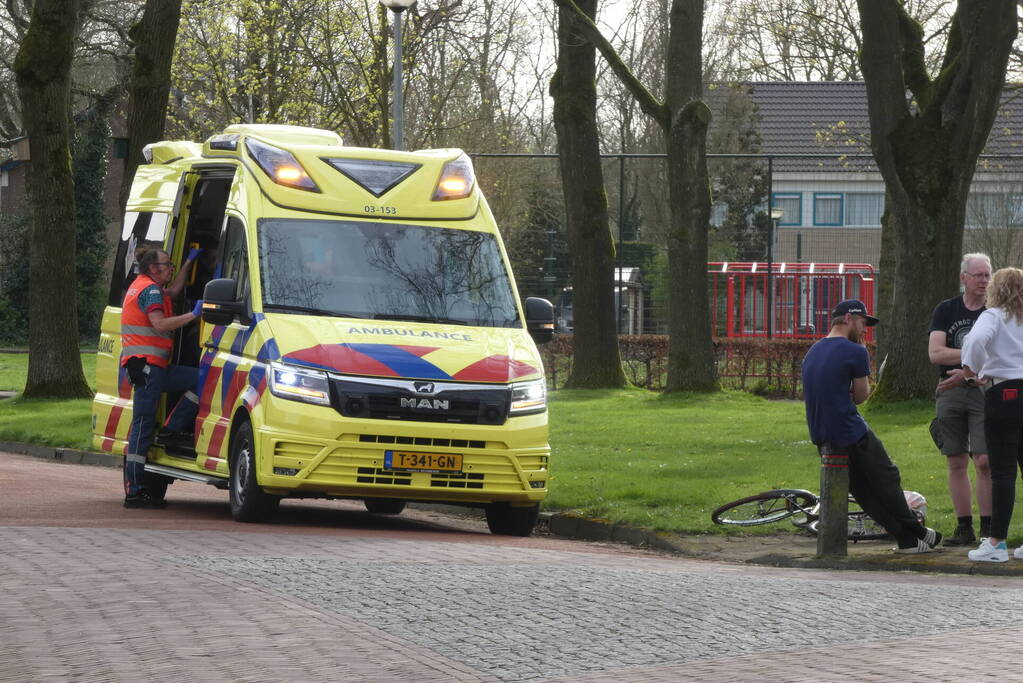 Fietser gewond na inhalen van twee mede fietsers