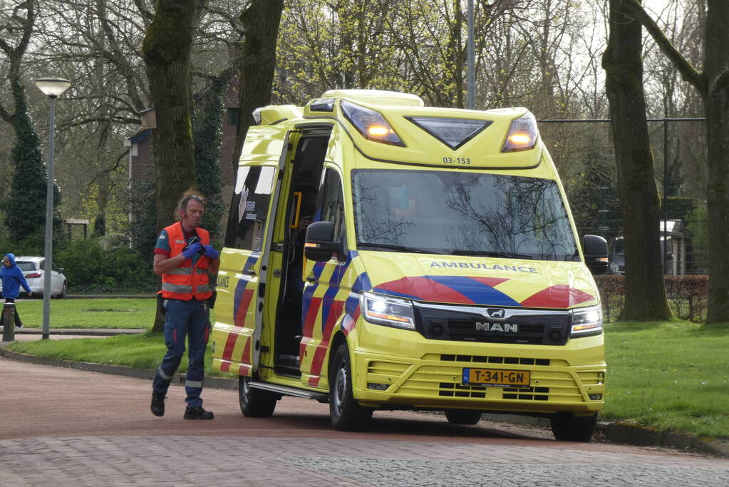 Fietser gewond na inhalen van twee mede fietsers