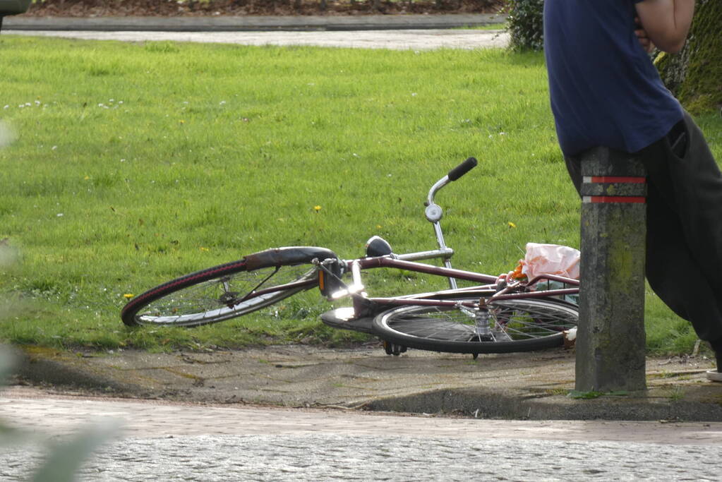 Fietser gewond na inhalen van twee mede fietsers