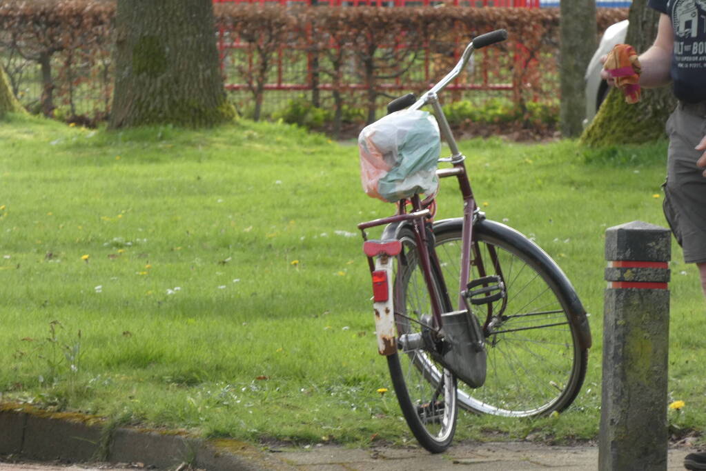 Fietser gewond na inhalen van twee mede fietsers